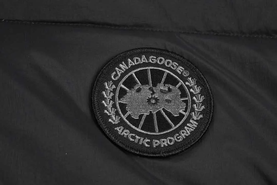 P800 Canada Goose Black Label Down Jacket The goose black label down jacket is a must-have in the outerwear world! The latest designer styles! The goose down jacket has always been a popular element of fashion and is loved by experts from all walks of life! Fashionable hooded cut, high-end customer-supplied fine goose down, high resilience, smooth zipper, strong and firm. Pockets on both sides can store small items, free your hands, and you can go out without worries. It can also meet the need of putting your hands in your pockets👏👏Produced by Big Goose, it can be used as a group uniform by many celebrities. This down jacket uses a double-layer anti-down lining design, which has strong windproof performance and will be very warm in winter! New standard 90% goose down filling, high fluffiness, windproof hooded design. When walking outdoors, pull the collar to the highest position, put your hands in the pockets and it will be very warm. It can be easily controlled by all body types! The interior is equipped with an elastic snow skirt design for better wrapping. The simple and neat style design highlights the masculine temperament. The impeccable style is classic and never goes out of style. It is warm and practical, and it is versatile! You can enter with your eyes closed! Size S-XXL